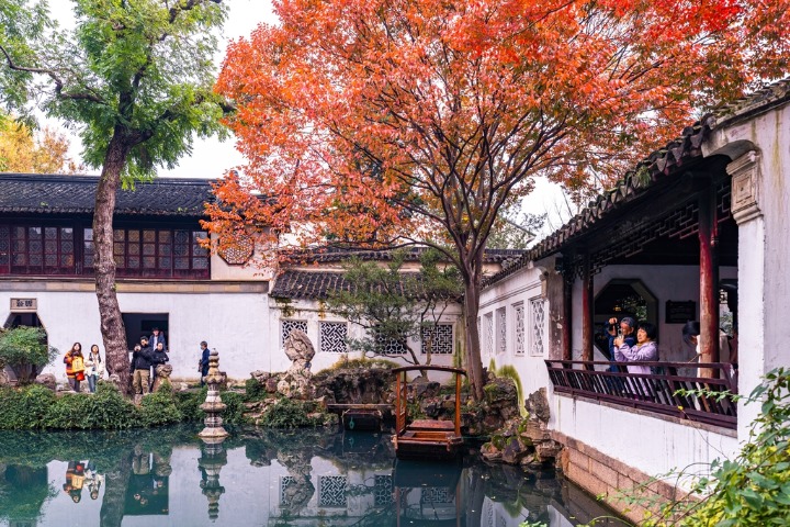 Suzhou garden draws visitors in winter