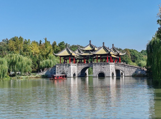 A glance at Yangzhou's pavilions