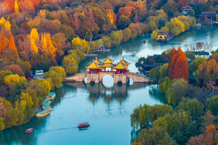 Winter scenery of Slender West Lake in Yangzhou