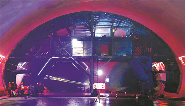 State builders speed up undersea tunnel work