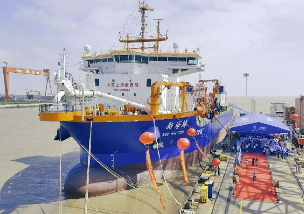 World's largest dual-fuel-powered trailing suction hopper dredger delivered