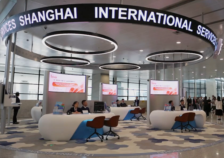 Foreign representatives experience Pudong airport's service station