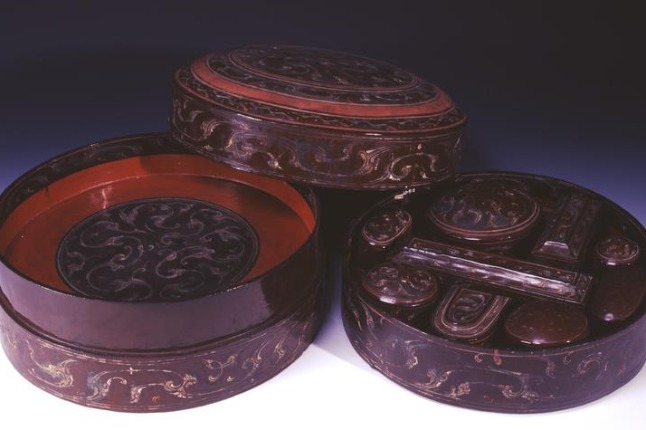 2,000-year-old painted double-layered lacquer dressing case