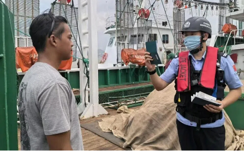 Indonesian crew departs from Zhoushan for ocean fishing