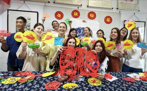 Intl students experience folk paper-cutting art in Zhoushan