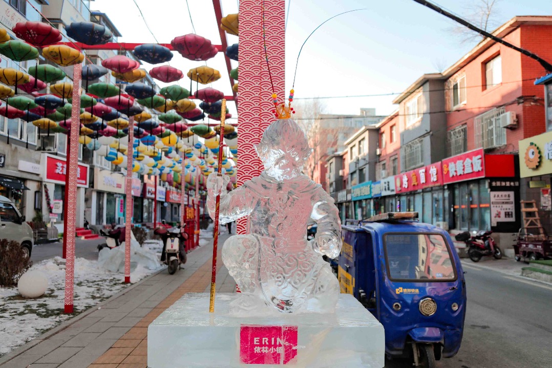 18 ice sculptures appear along road in Changchun