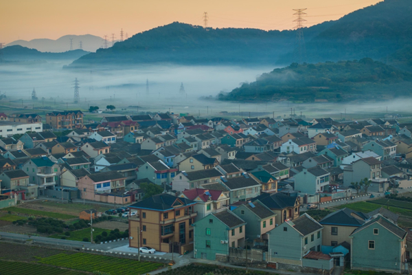 Chaiqiao embraced by morning fog