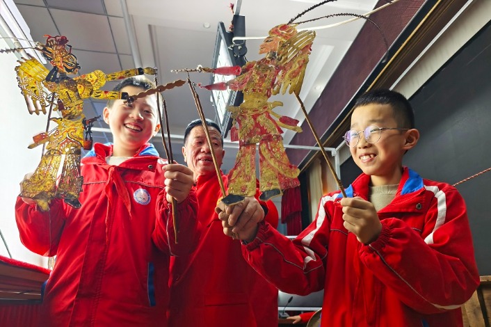 Shadow puppetry wows pupils in Gansu