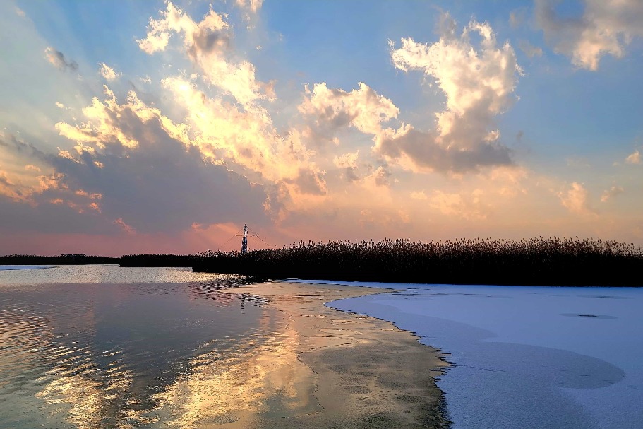 Ningxia's Sand Lake displays unique beauty in early winter