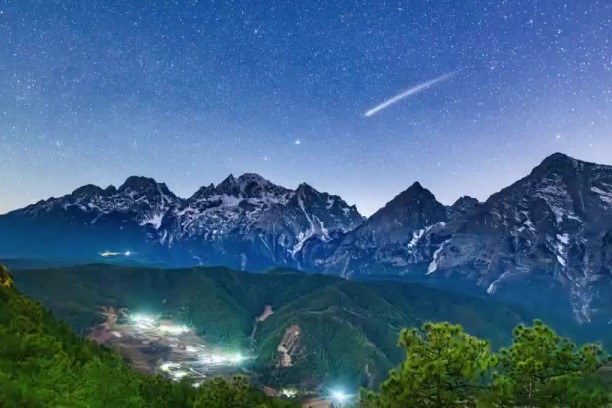 Beautiful Geminid meteor shower in Lijiang