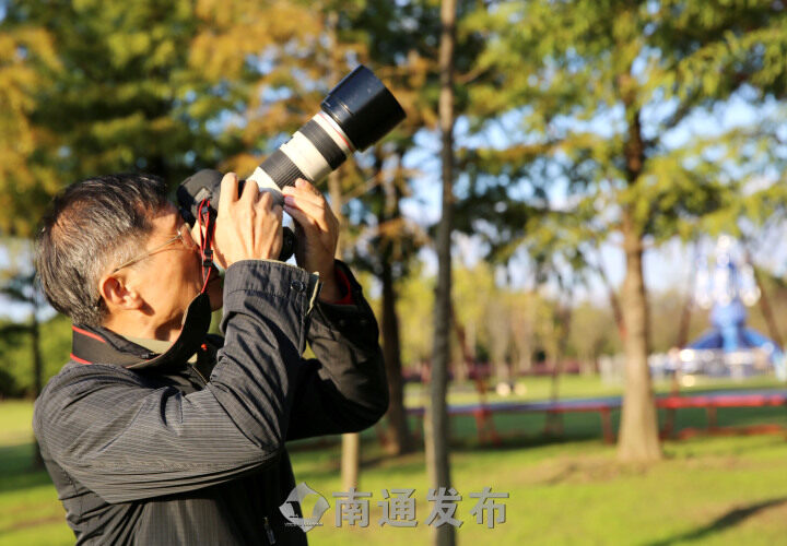 Retired teacher dedicated to inspecting plants in Nantong