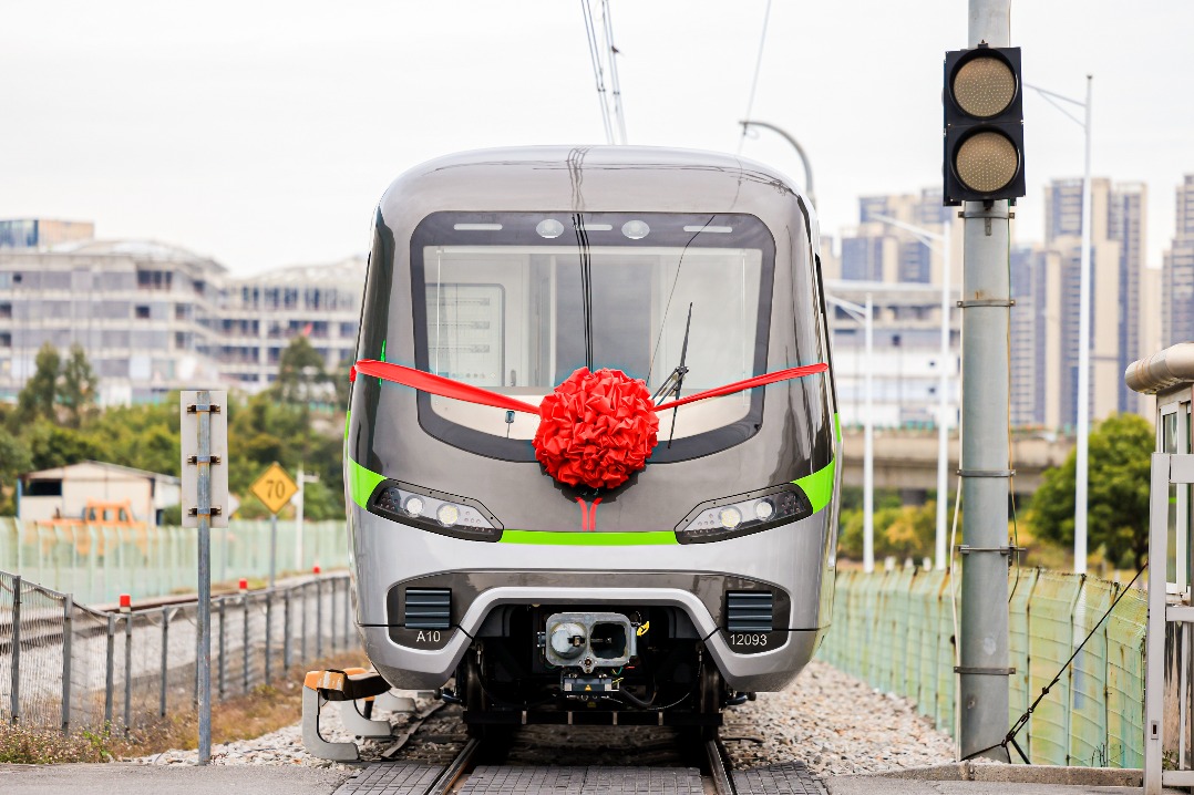 New tech-packed trains enhance Guangzhou's urban transit