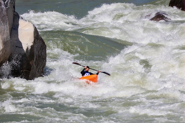 Contestants give their all in Nujiang Whitewater Kayaking Open Tiger Leaping Challenge