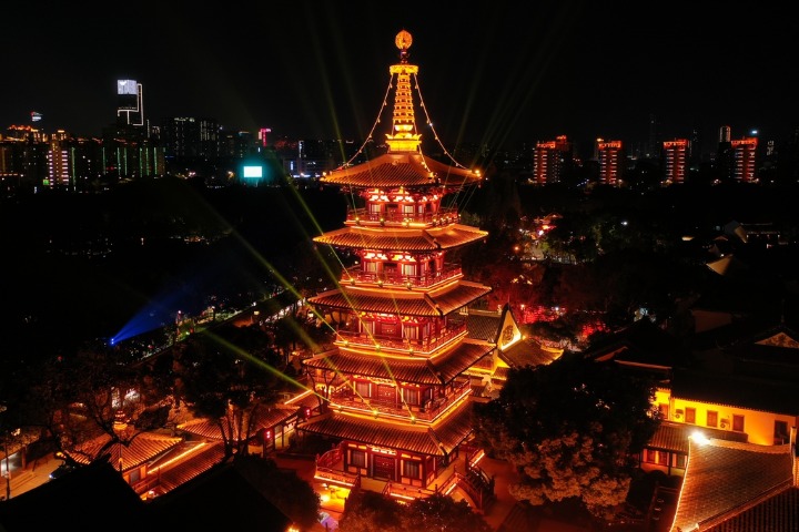 Hanshan Temple lights up to welcome the New Year