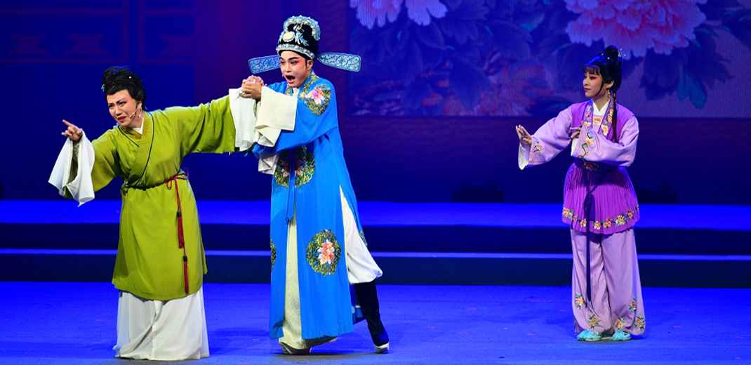 Culture and tourism festival lights up with Yueju Opera