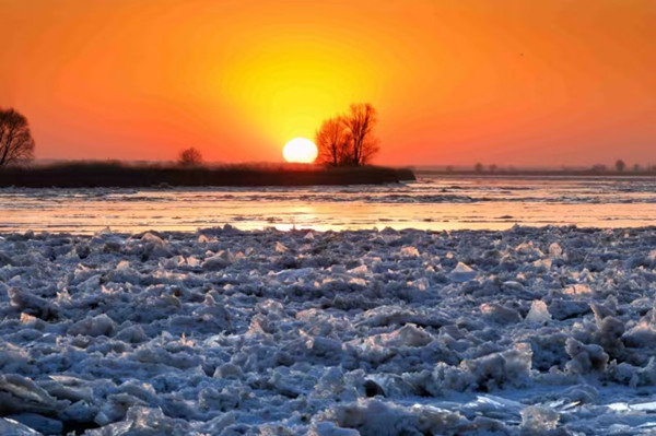 Frozen Yellow River turns Togtoh county into winter wonderland 