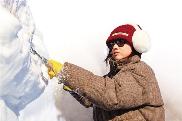 Snow sculpting contest lights up Hohhot’s winter wonderland