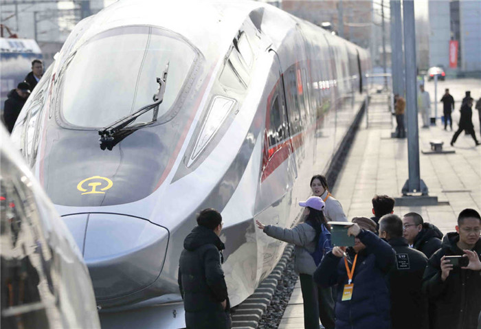 Qingdao unveils prototype for world's fastest train