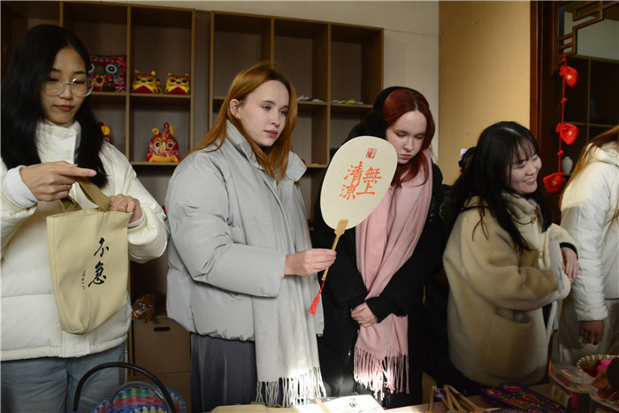 Intl students explore traditional charm of Qingdao's Jiaozhou