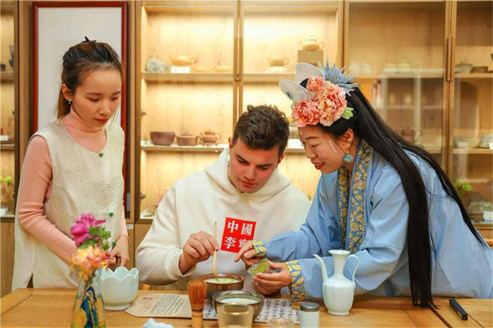 Intl students explore charm of traditional tea culture in Qingdao