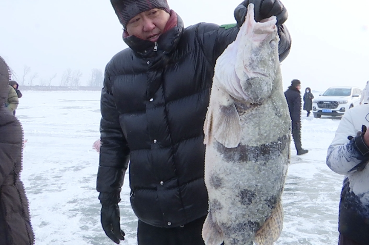 Winter fishing season begins at Yueliangpao Reservoir in Jilin