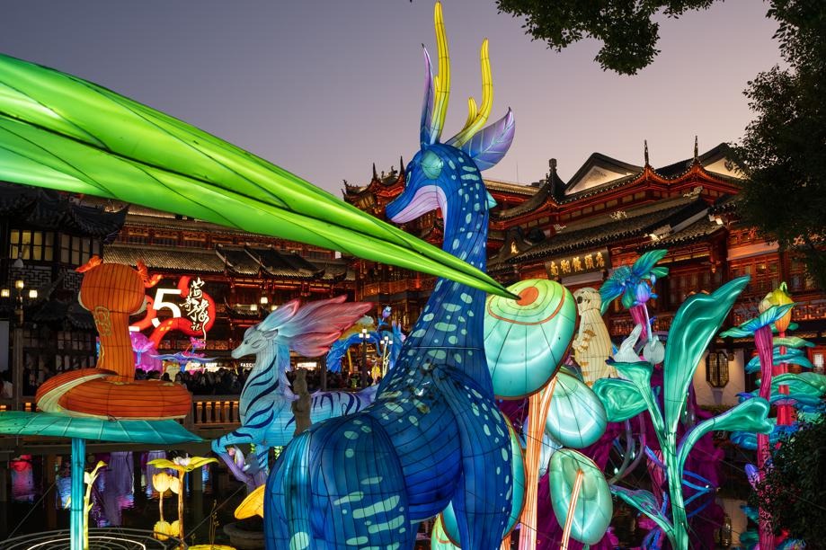 Yuyuan Garden lights up with Year of the Snake lantern installations