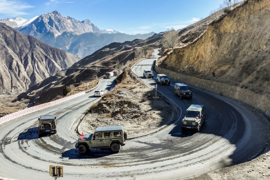 Off-roader convoy tours Sichuan-Xizang Highway on its 70th anniversary