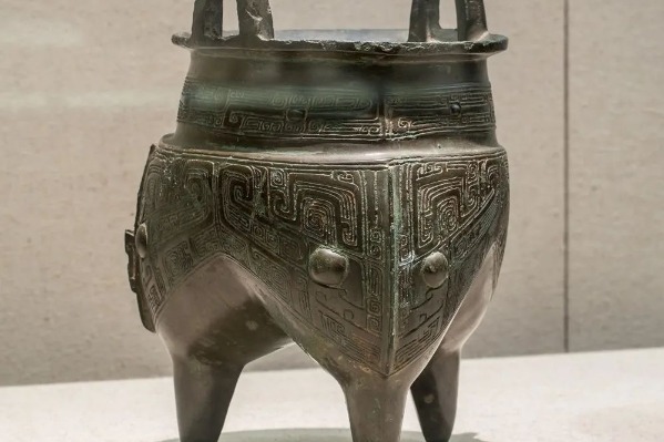 Shang Dynasty bronze vessel for cooking congee