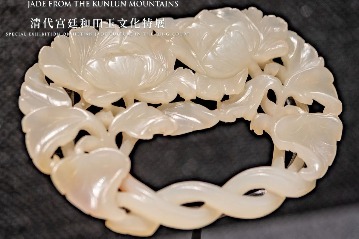 Admire Hetian jade treasures at Palace Museum