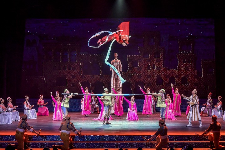 Acrobatic show celebrates Xinjiang's cultural heritage