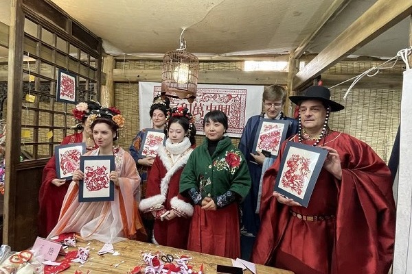 Intl friends embrace Chinese New Year traditions in Xi'an