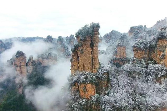 Snowfall transforms Zhangjiajie's scenic area into a wonderland