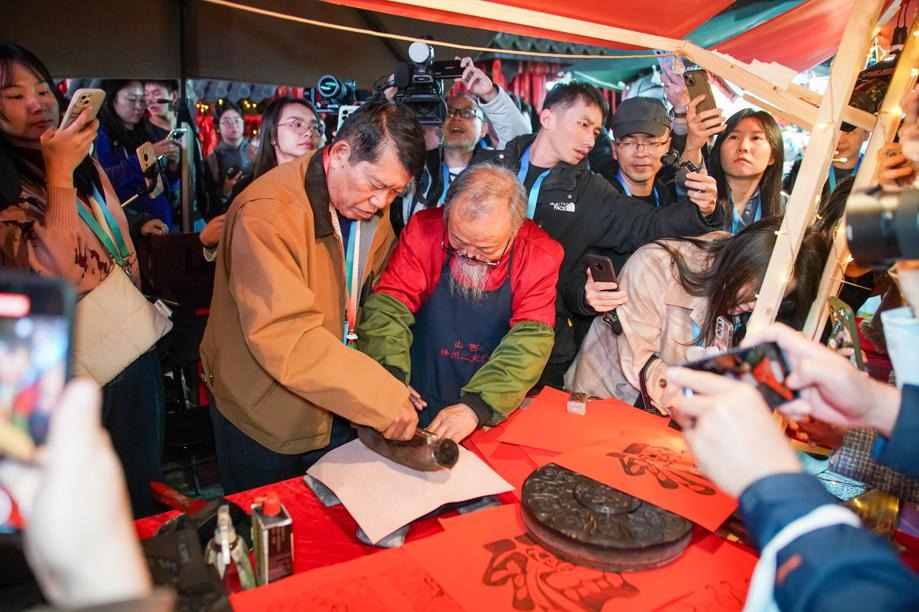 Southeast Asian mayors experience Chinese New Year traditions in Nanning