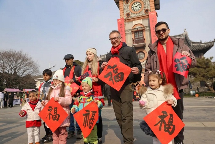 Nantong hangs huge Spring Festival scrolls