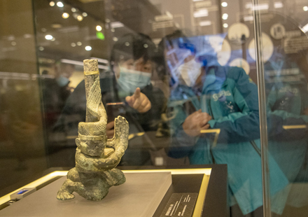 Large bronze mask, other cultural relics on view at the Sanxingdui Museum