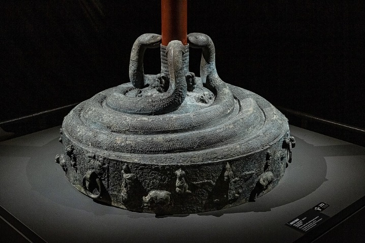 Warring States Period bronze drum base enhances Spring Festival celebration