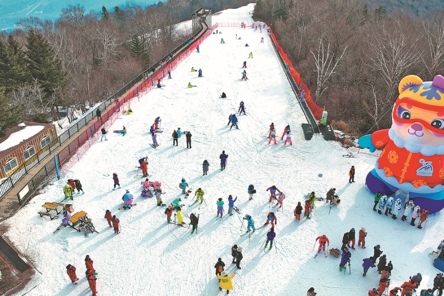 Iconic snow festival marks opening of winter tourist season