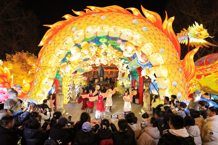 Qinhuai Lantern Festival shines bright in Nanjing