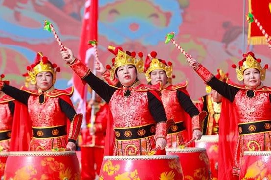 Tourists attracted by drum and gong competition in Xi'an