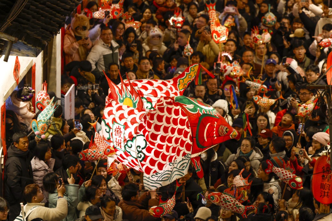 Anhui age-old village spreads fish lantern mania