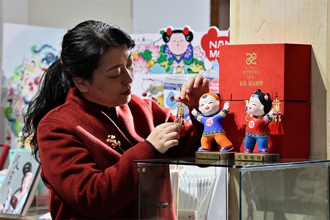 People make beeline for festival edition Huishan figurines