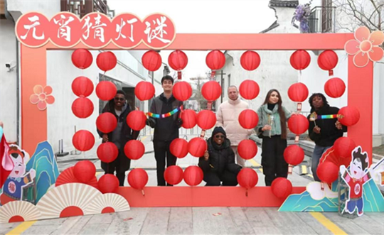 Foreign nationals relish Lantern Festival celebrations in Wuxi