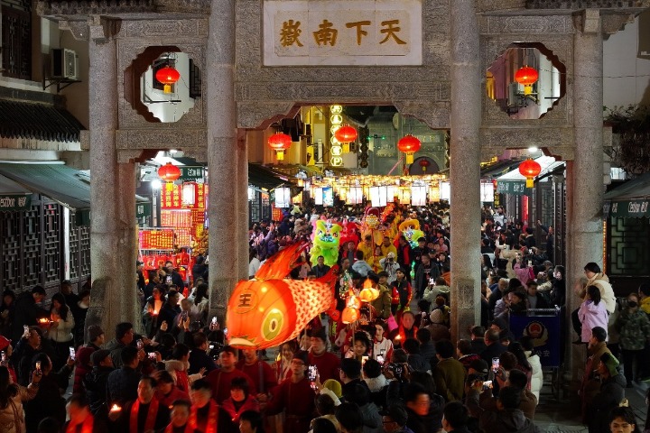 Flames light up Hengyang for Lantern Festival