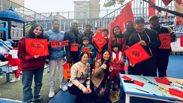 Intl friends enjoy Spring Festival mood in Guilin