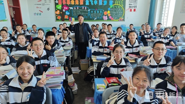 Retired Yangzhou teacher brings innovative teaching to Xinjiang