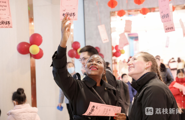 Lantern Festival celebrations bring joy to Jingjiang residents, expats