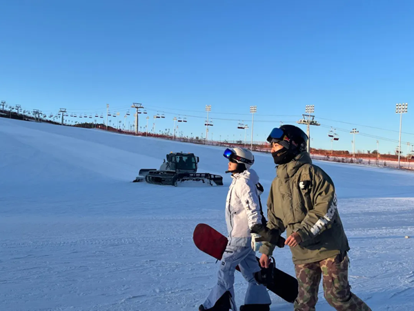Datong attracts visitors with unique spring skiing experience