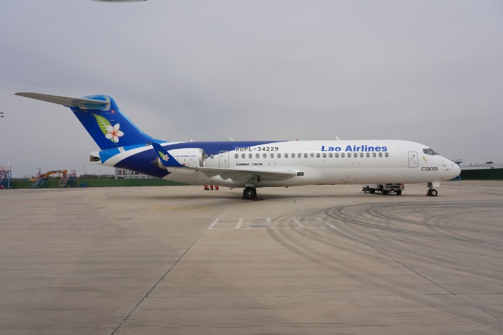 China's first home-grown jetliner flies abroad