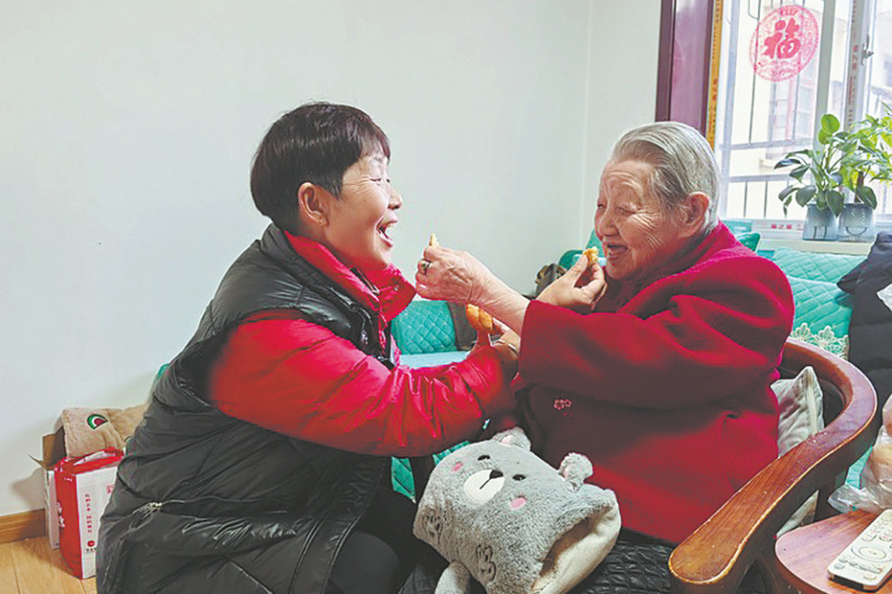 Inspirational 'key' carer serves community elders in Hubei