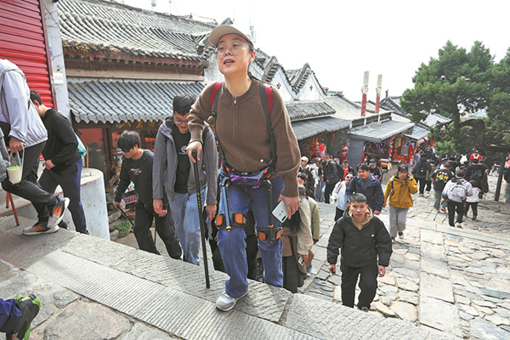 Tourists hit peak stride, thanks to high tech